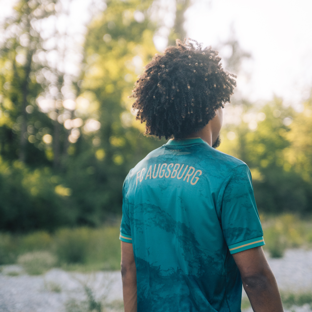 Mizuno and Augsburg Drop an Away Day Stunner...